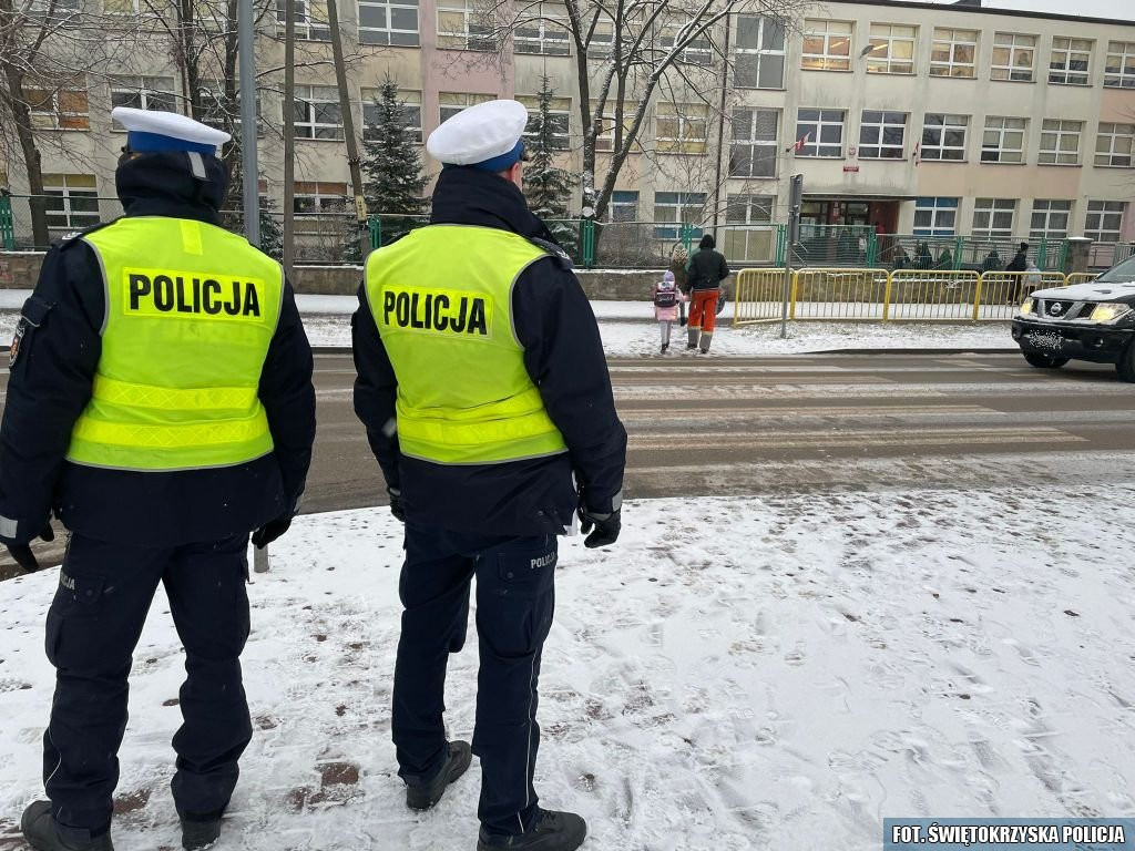 Policyjne patrole w ramach akcji `Bezpieczne przejście` [zdjęcia]