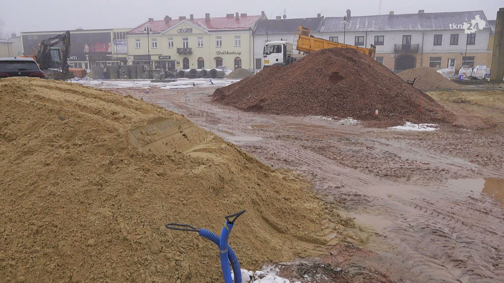 Skwerek w Końskich zmienia sie w rynek. Zobaczcie najświeższe wideo i zdjęcia