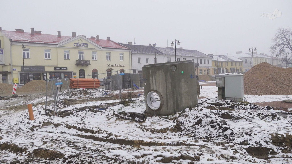 Skwerek w Końskich zmienia sie w rynek. Zobaczcie najświeższe wideo i zdjęcia