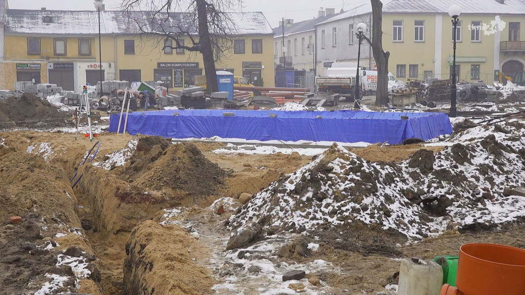 Skwerek w Końskich zmienia sie w rynek. Zobaczcie najświeższe wideo i zdjęcia