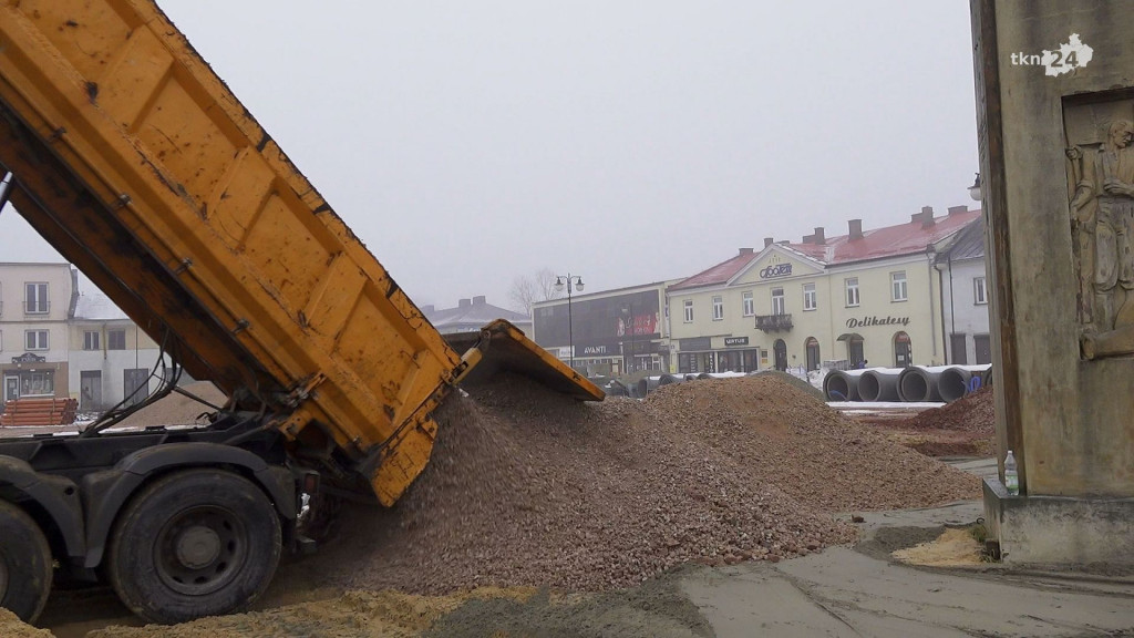 Skwerek w Końskich zmienia sie w rynek. Zobaczcie najświeższe wideo i zdjęcia