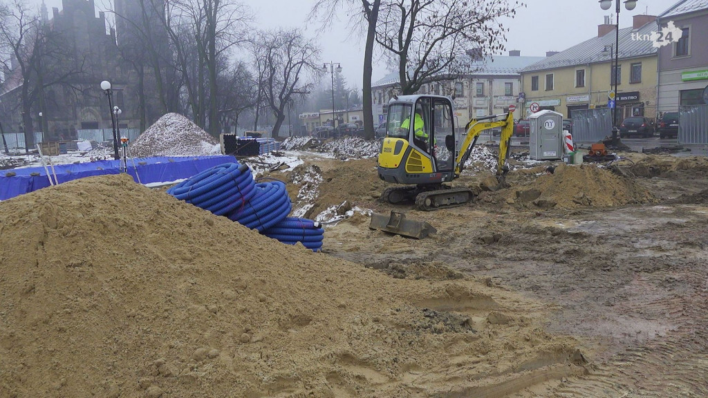 Skwerek w Końskich zmienia sie w rynek. Zobaczcie najświeższe wideo i zdjęcia