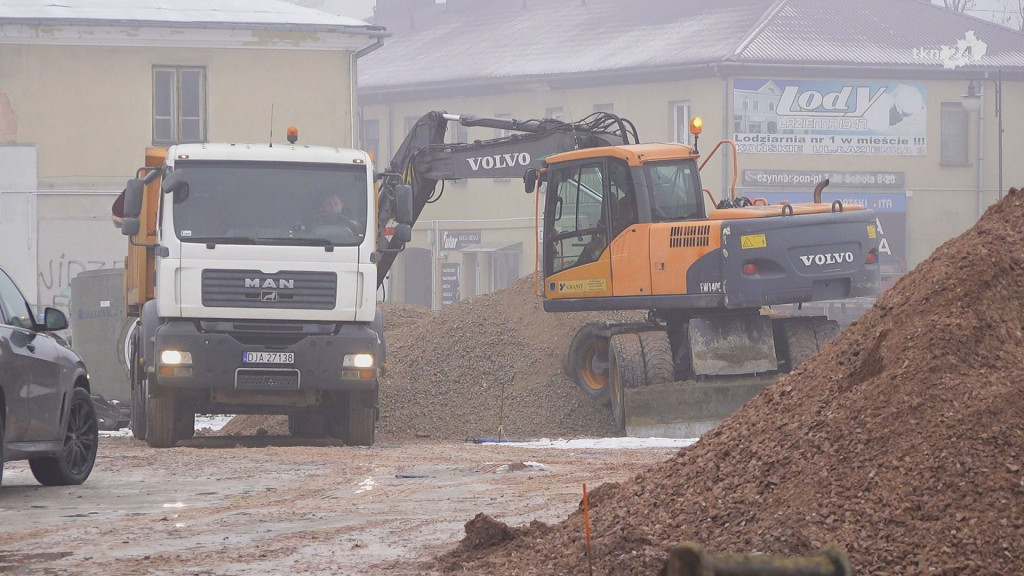 Skwerek w Końskich zmienia sie w rynek. Zobaczcie najświeższe wideo i zdjęcia