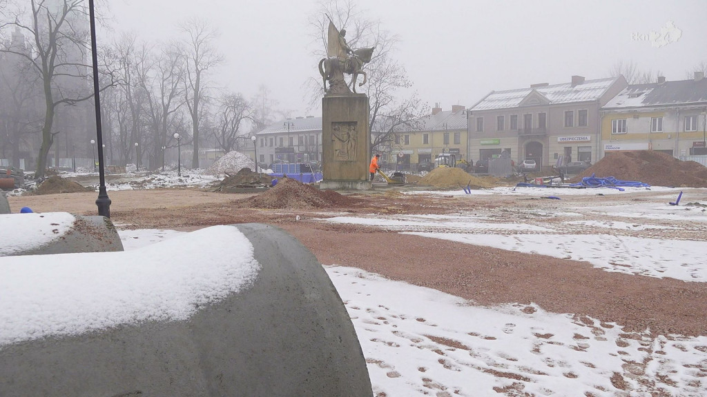 Skwerek w Końskich zmienia sie w rynek. Zobaczcie najświeższe wideo i zdjęcia