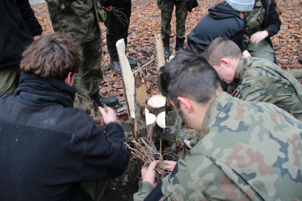 Uczniowie z klas mundurowych na warsztatach z survivalu [zdjęcia]