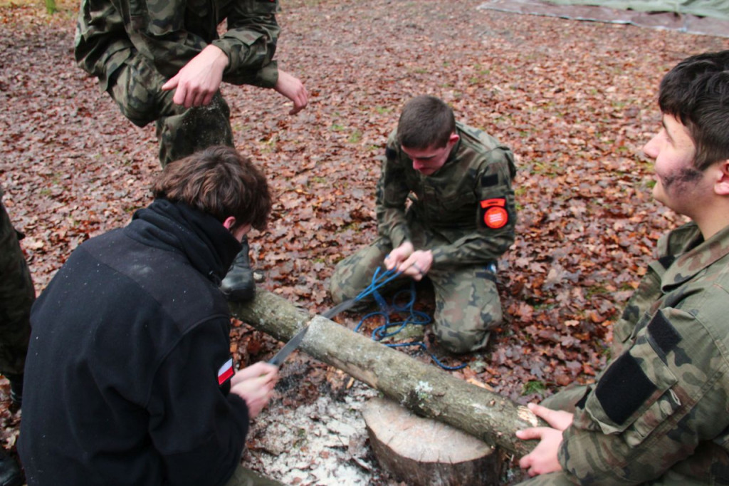 Uczniowie z klas mundurowych na warsztatach z survivalu [zdjęcia]