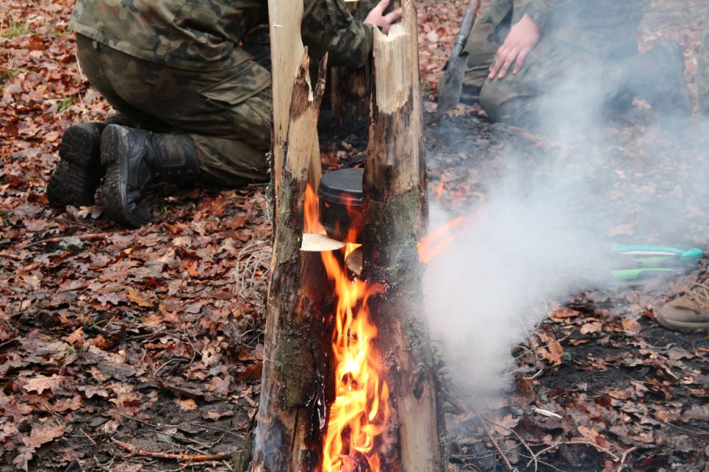 Uczniowie z klas mundurowych na warsztatach z survivalu [zdjęcia]