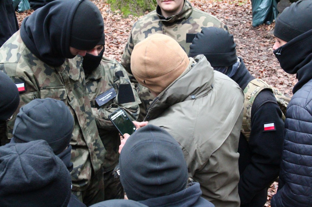 Uczniowie z klas mundurowych na warsztatach z survivalu [zdjęcia]