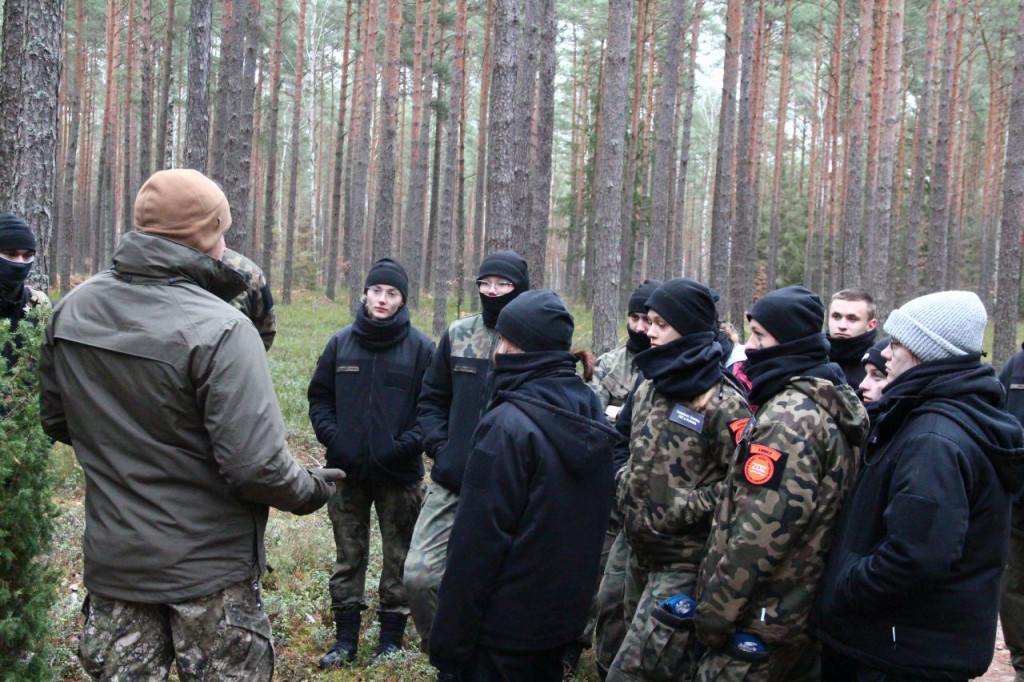 Uczniowie z klas mundurowych na warsztatach z survivalu [zdjęcia]