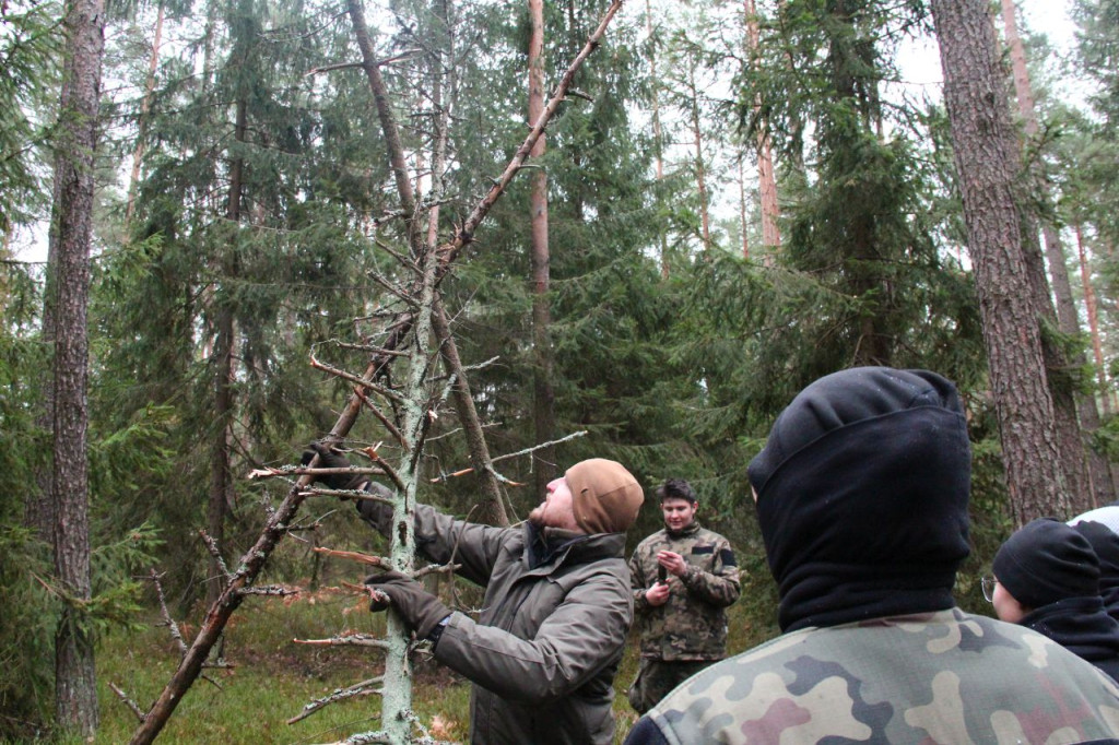 Uczniowie z klas mundurowych na warsztatach z survivalu [zdjęcia]