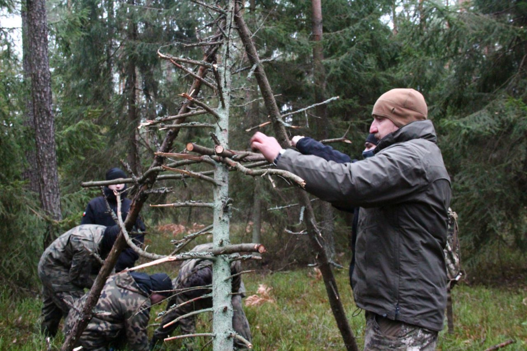 Uczniowie z klas mundurowych na warsztatach z survivalu [zdjęcia]