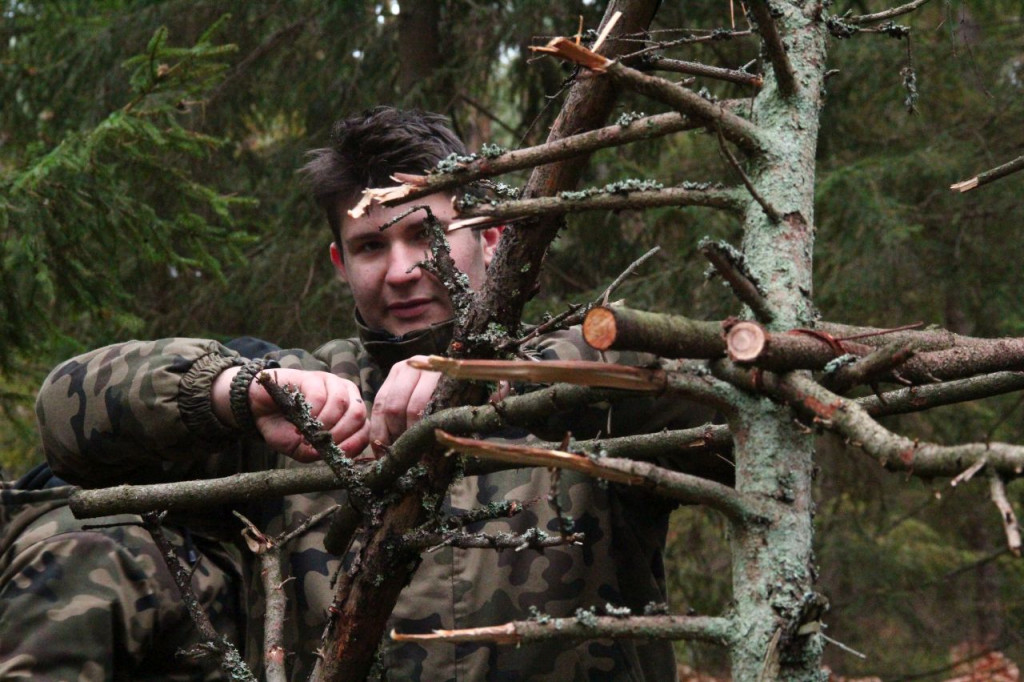 Uczniowie z klas mundurowych na warsztatach z survivalu [zdjęcia]