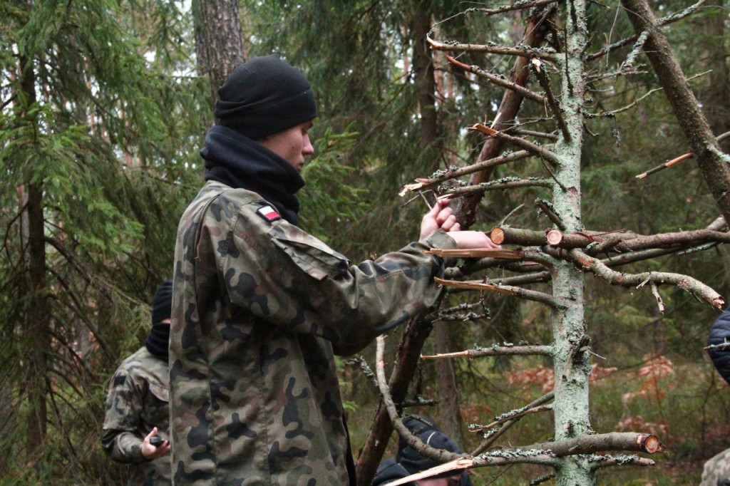 Uczniowie z klas mundurowych na warsztatach z survivalu [zdjęcia]