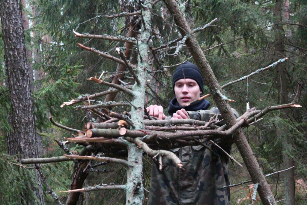 Uczniowie z klas mundurowych na warsztatach z survivalu [zdjęcia]