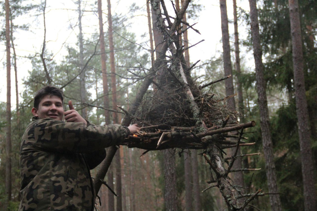 Uczniowie z klas mundurowych na warsztatach z survivalu [zdjęcia]