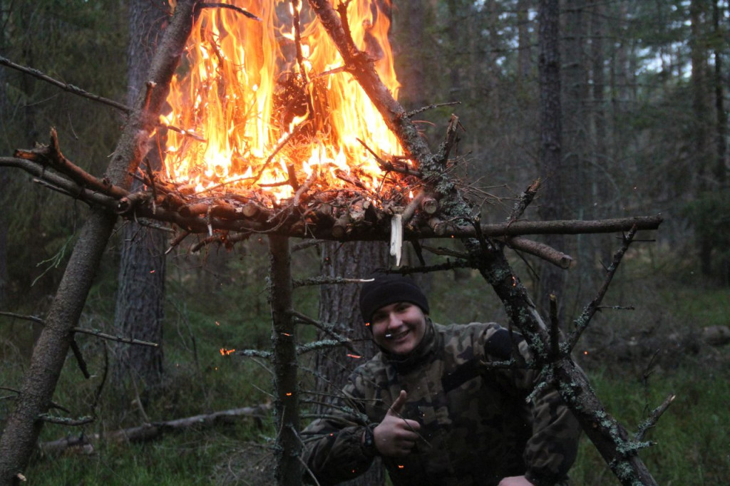 Uczniowie z klas mundurowych na warsztatach z survivalu [zdjęcia]
