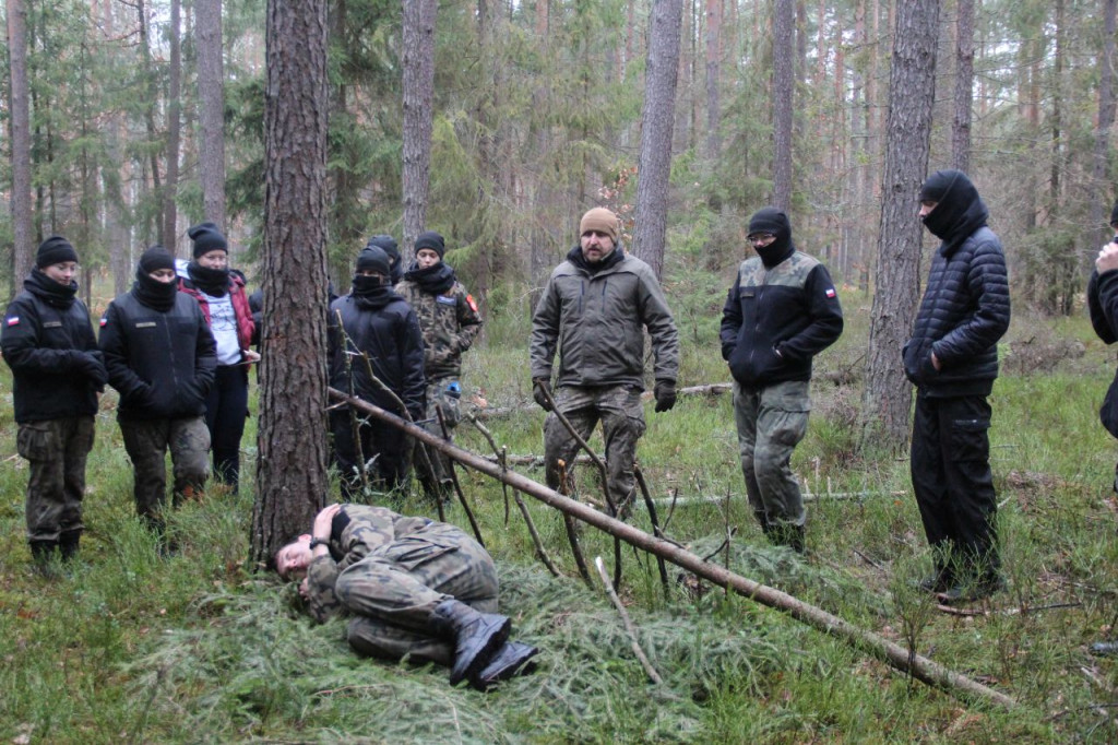 Uczniowie z klas mundurowych na warsztatach z survivalu [zdjęcia]