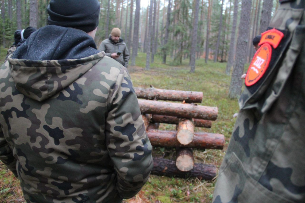 Uczniowie z klas mundurowych na warsztatach z survivalu [zdjęcia]