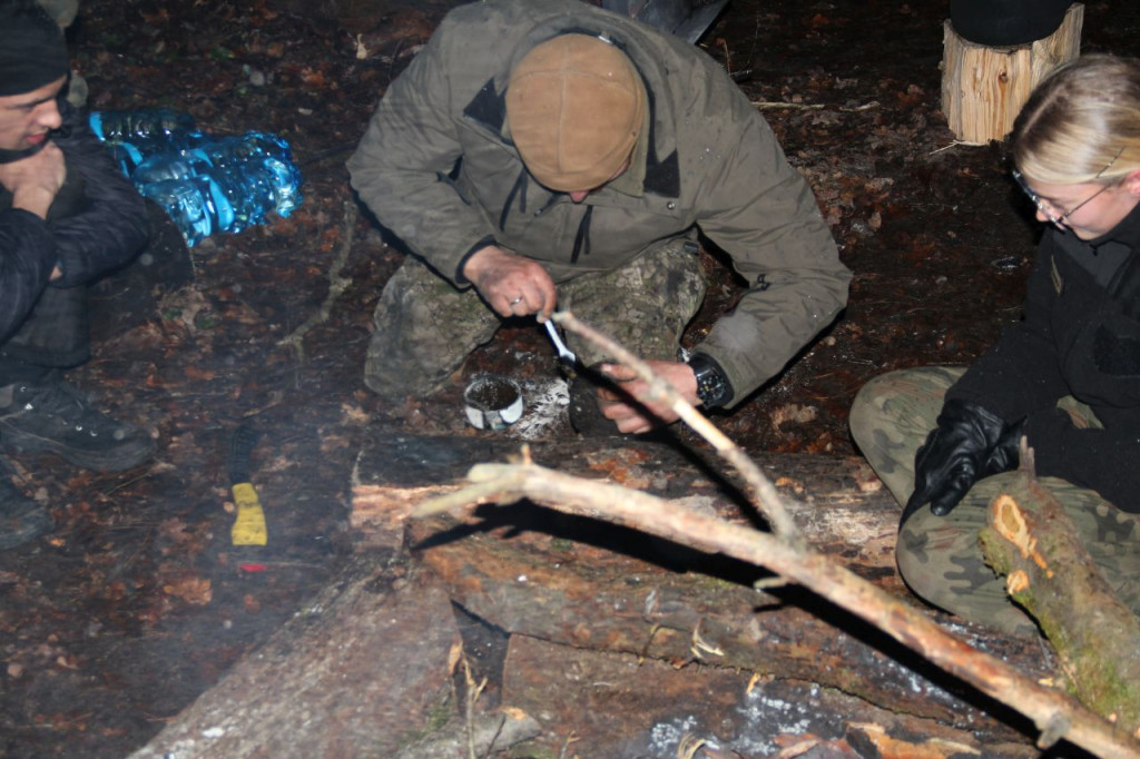 Uczniowie z klas mundurowych na warsztatach z survivalu [zdjęcia]