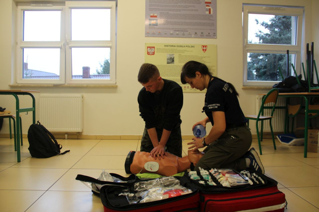 Uczniowie z klas mundurowych na warsztatach z survivalu [zdjęcia]