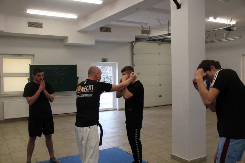 Uczniowie z klas mundurowych na warsztatach z survivalu [zdjęcia]