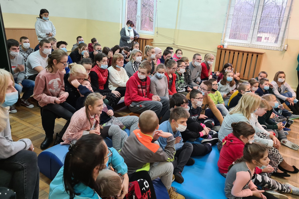 Bajkowa Kraina i Prywatna Szkoła Podstawowa charytatywnie na święta [zdjęcia]