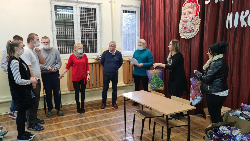 Bajkowa Kraina i Prywatna Szkoła Podstawowa charytatywnie na święta [zdjęcia]