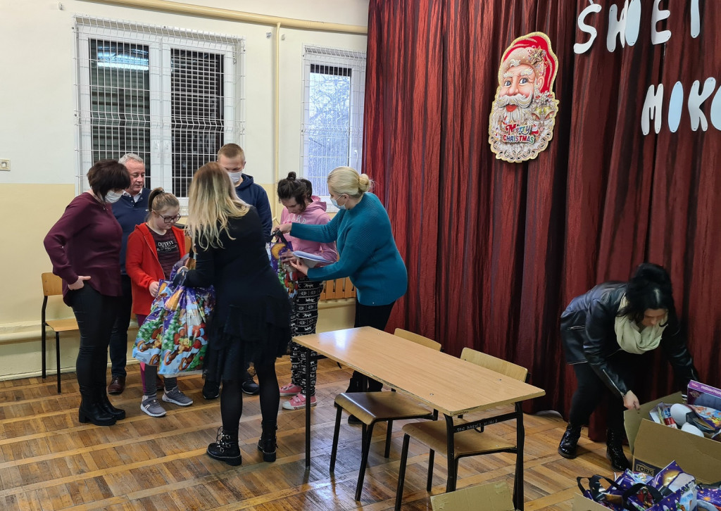 Bajkowa Kraina i Prywatna Szkoła Podstawowa charytatywnie na święta [zdjęcia]