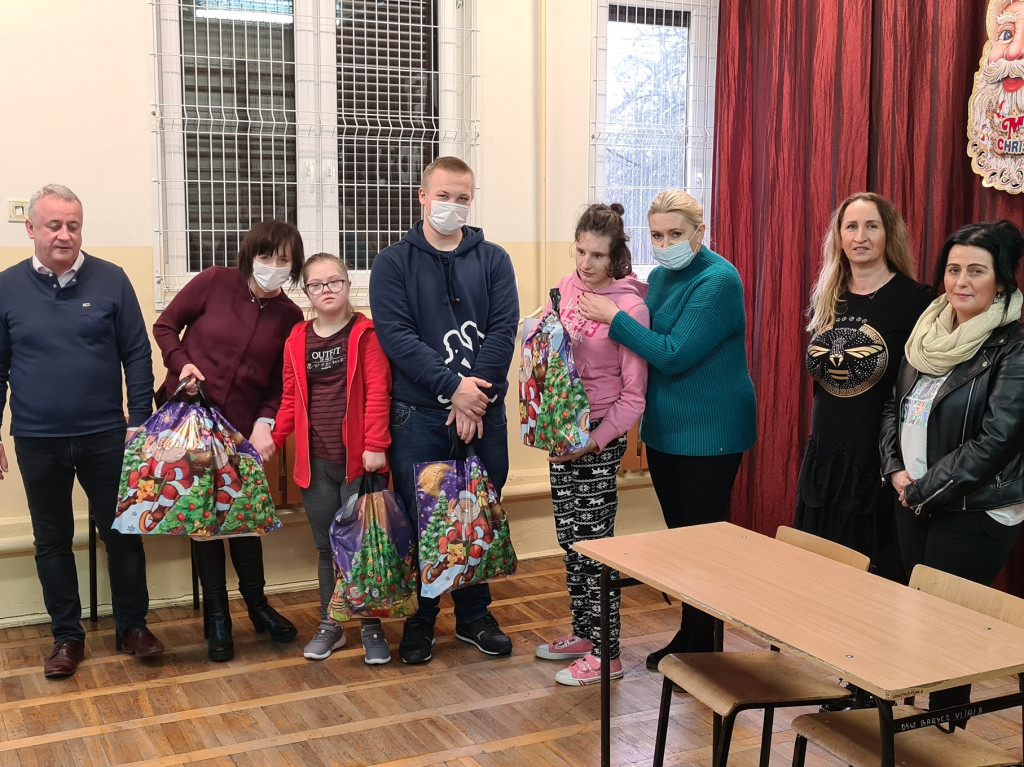 Bajkowa Kraina i Prywatna Szkoła Podstawowa charytatywnie na święta [zdjęcia]