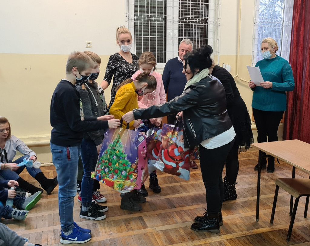 Bajkowa Kraina i Prywatna Szkoła Podstawowa charytatywnie na święta [zdjęcia]