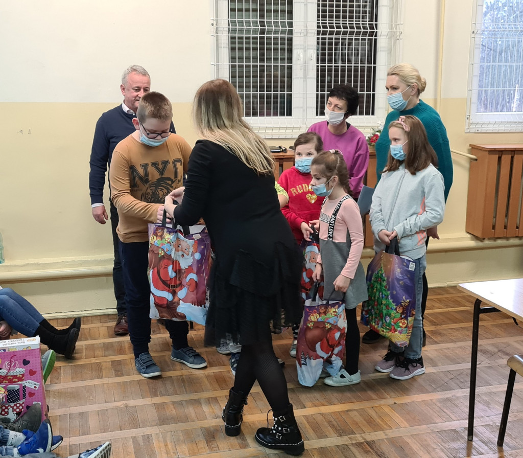 Bajkowa Kraina i Prywatna Szkoła Podstawowa charytatywnie na święta [zdjęcia]