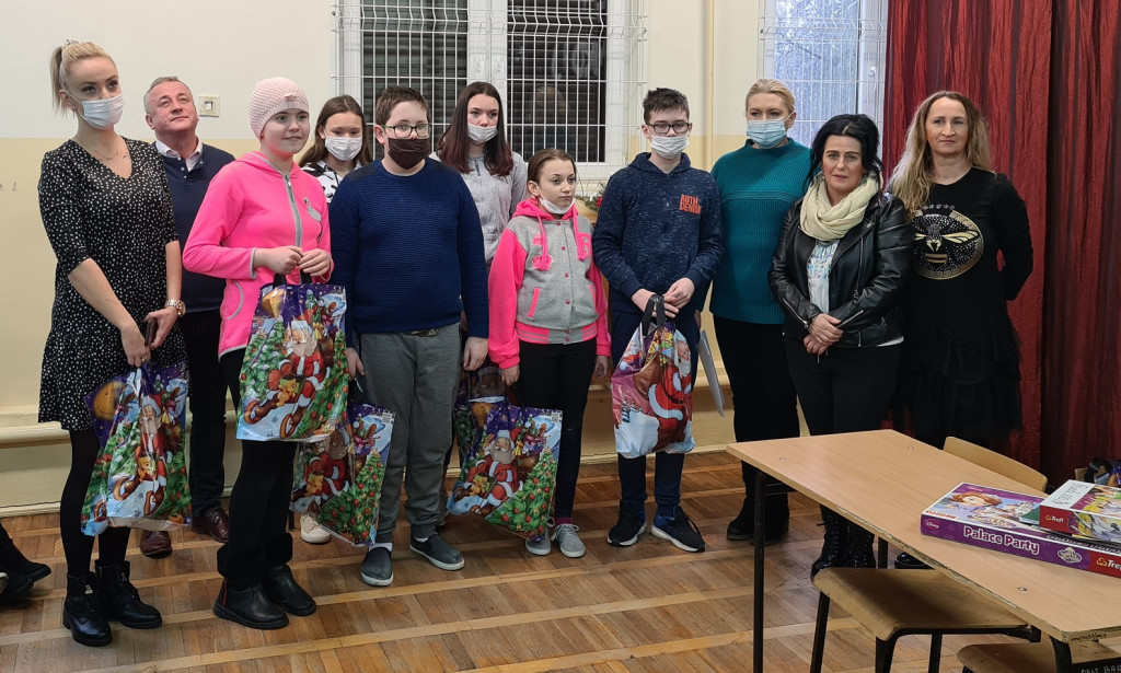 Bajkowa Kraina i Prywatna Szkoła Podstawowa charytatywnie na święta [zdjęcia]