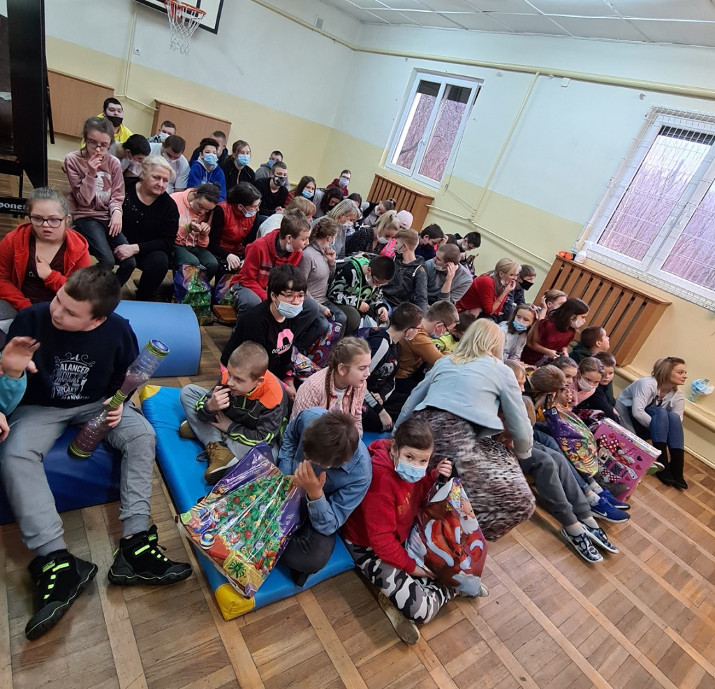 Bajkowa Kraina i Prywatna Szkoła Podstawowa charytatywnie na święta [zdjęcia]