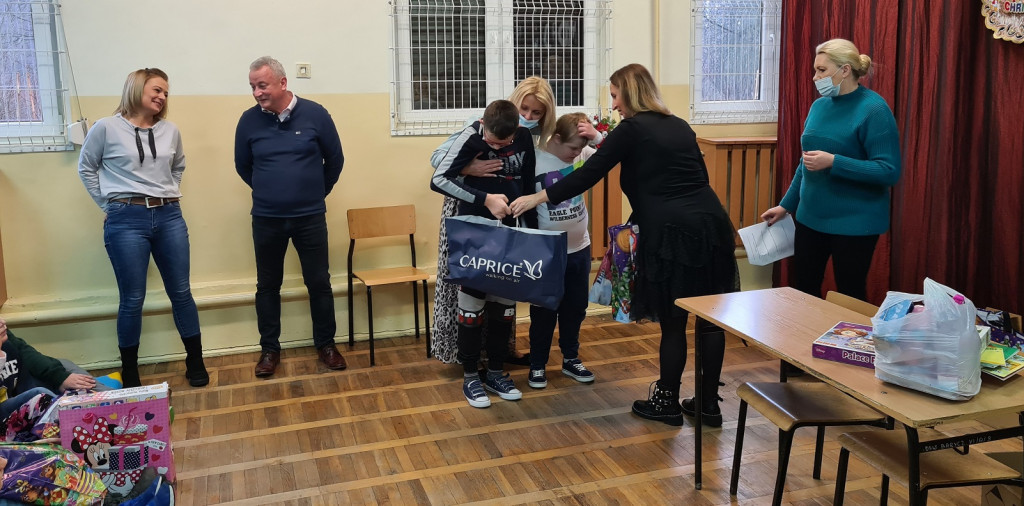 Bajkowa Kraina i Prywatna Szkoła Podstawowa charytatywnie na święta [zdjęcia]