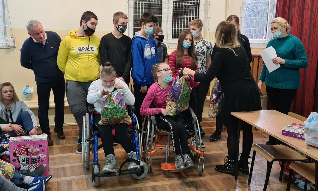 Bajkowa Kraina i Prywatna Szkoła Podstawowa charytatywnie na święta [zdjęcia]