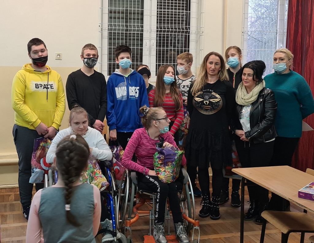 Bajkowa Kraina i Prywatna Szkoła Podstawowa charytatywnie na święta [zdjęcia]