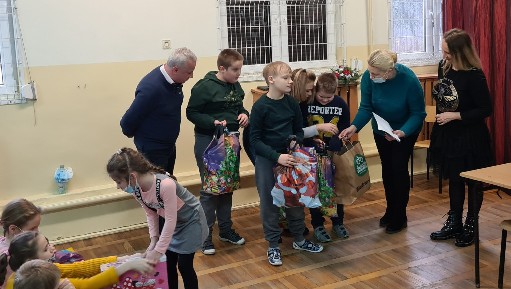 Bajkowa Kraina i Prywatna Szkoła Podstawowa charytatywnie na święta [zdjęcia]