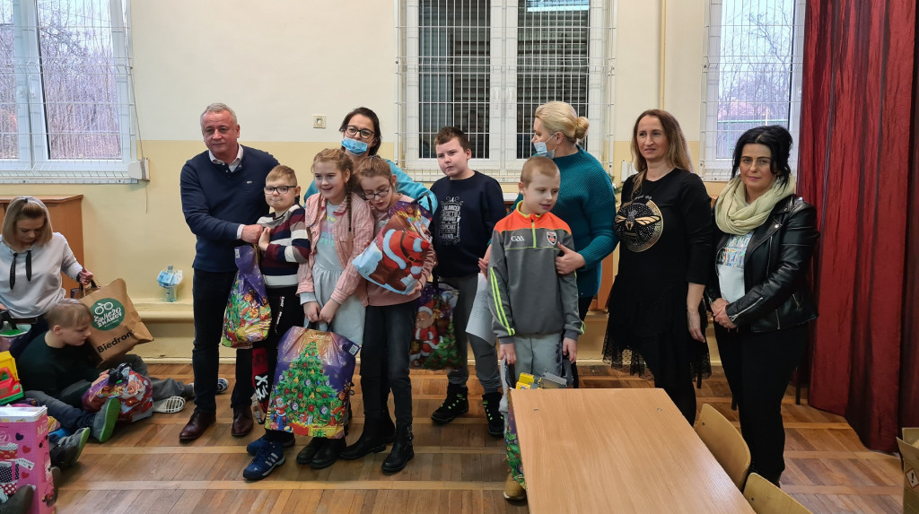 Bajkowa Kraina i Prywatna Szkoła Podstawowa charytatywnie na święta [zdjęcia]