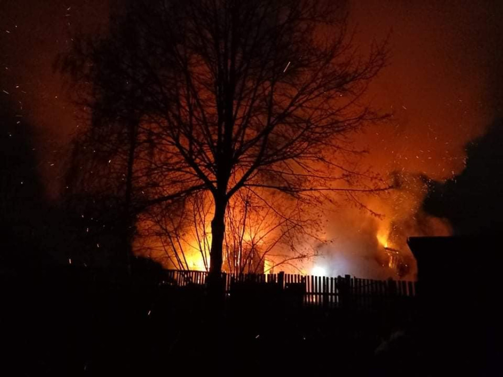 Pożar stodoły w Czermnie w gminie Fałków. To podpalenie? [zdjęcia]