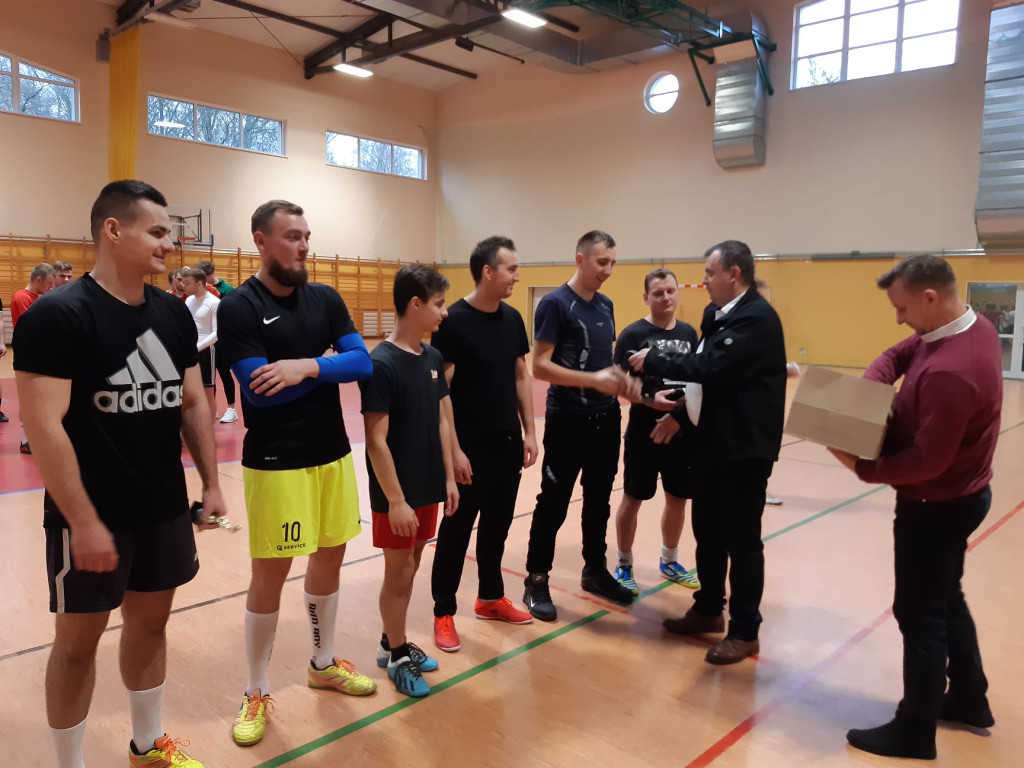 Sportowy Fałków! Za nami turniej w piłkę nożną i mistrzostwa w tenisa stołowego [wideo, zdjęcia]