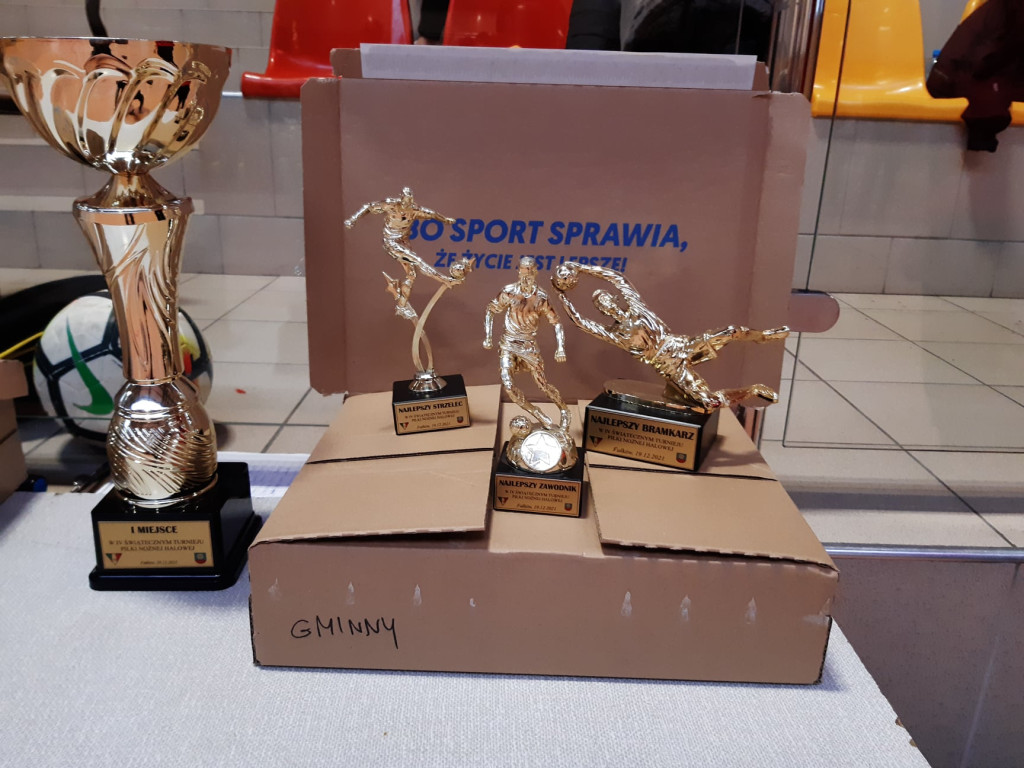 Sportowy Fałków! Za nami turniej w piłkę nożną i mistrzostwa w tenisa stołowego [wideo, zdjęcia]