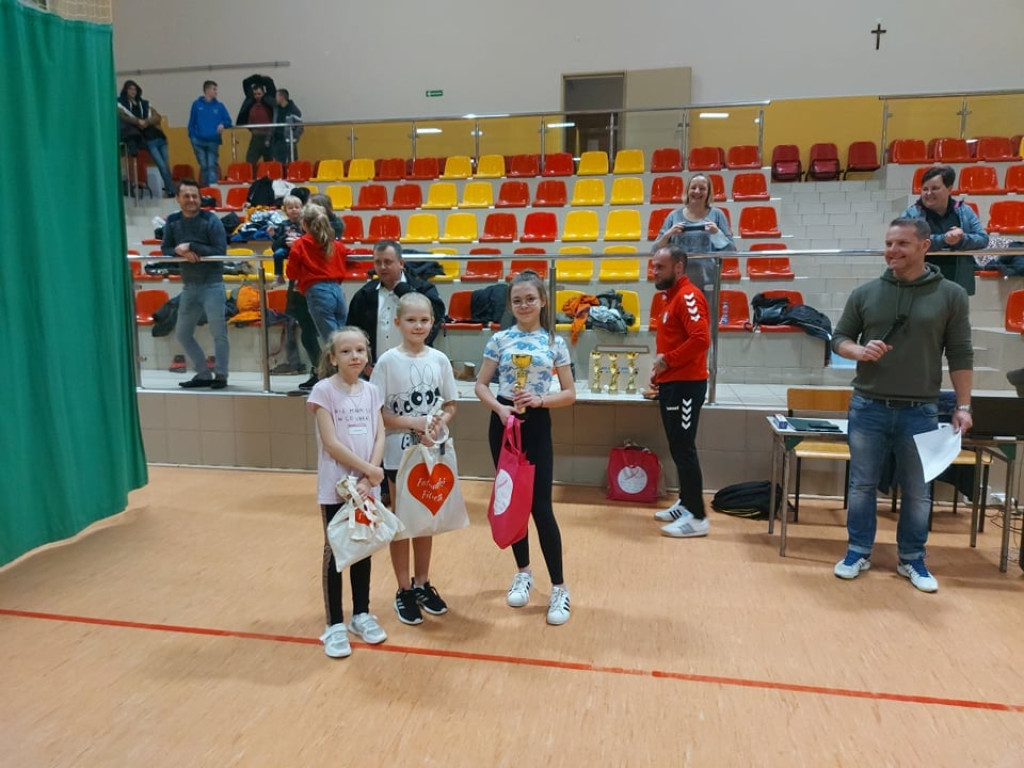 Sportowy Fałków! Za nami turniej w piłkę nożną i mistrzostwa w tenisa stołowego [wideo, zdjęcia]