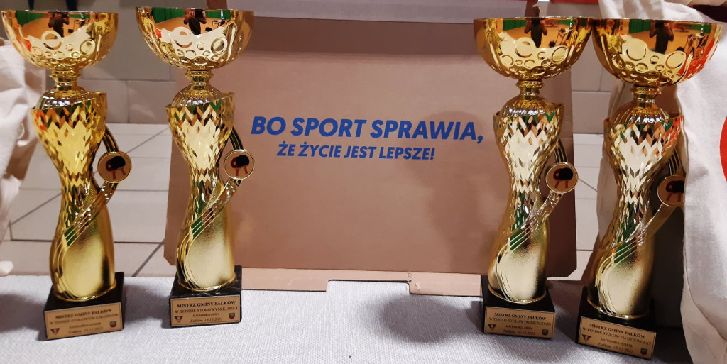 Sportowy Fałków! Za nami turniej w piłkę nożną i mistrzostwa w tenisa stołowego [wideo, zdjęcia]