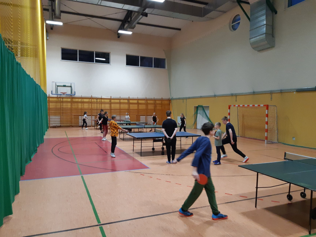 Sportowy Fałków! Za nami turniej w piłkę nożną i mistrzostwa w tenisa stołowego [wideo, zdjęcia]