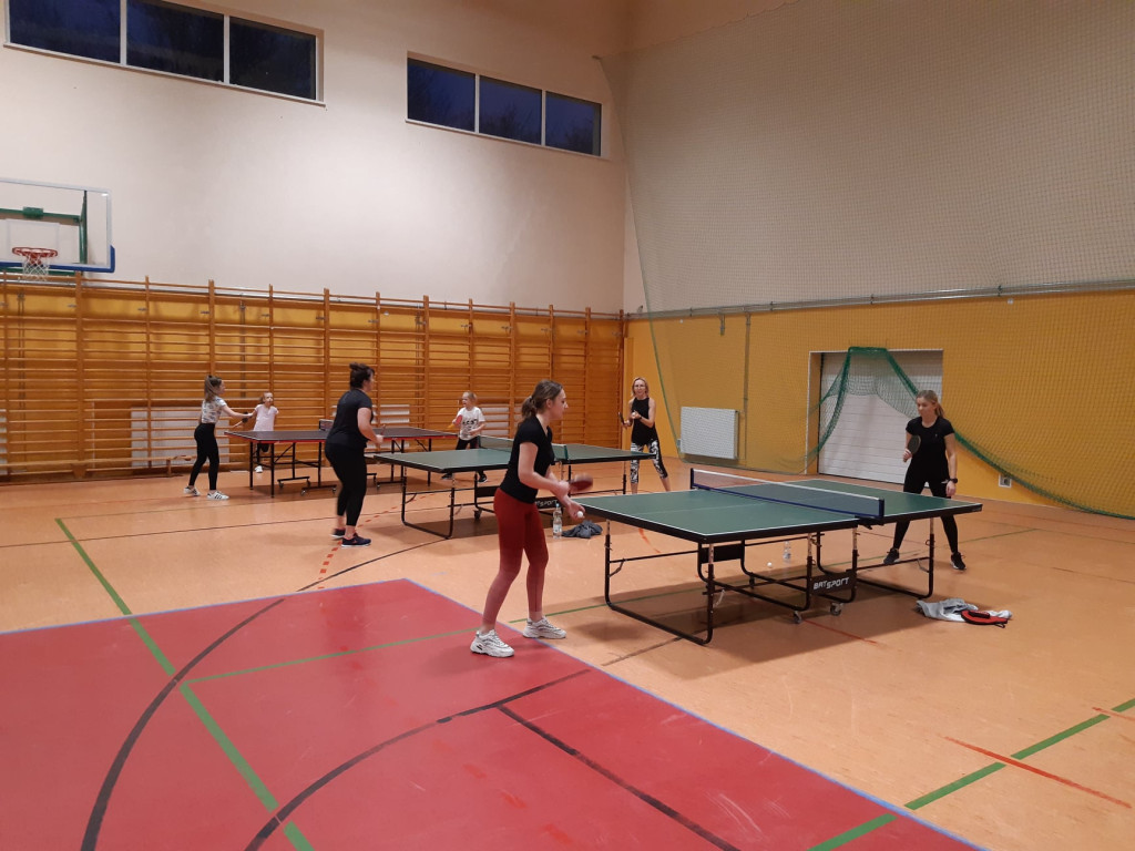 Sportowy Fałków! Za nami turniej w piłkę nożną i mistrzostwa w tenisa stołowego [wideo, zdjęcia]
