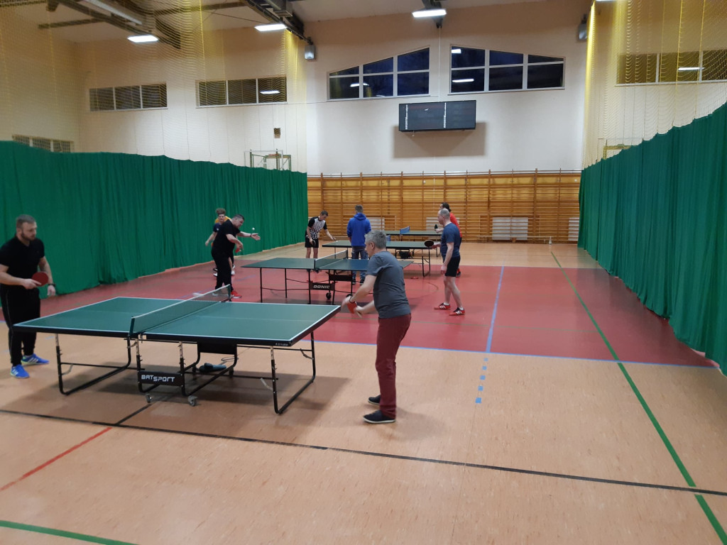 Sportowy Fałków! Za nami turniej w piłkę nożną i mistrzostwa w tenisa stołowego [wideo, zdjęcia]