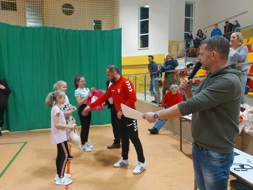 Sportowy Fałków! Za nami turniej w piłkę nożną i mistrzostwa w tenisa stołowego [wideo, zdjęcia]