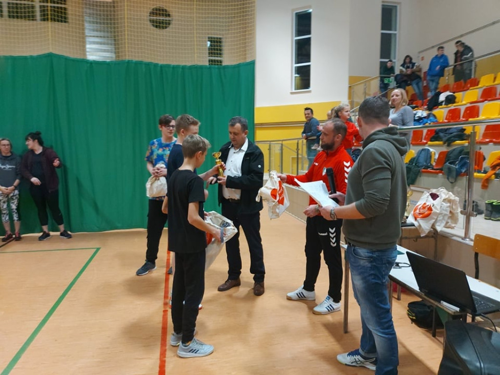 Sportowy Fałków! Za nami turniej w piłkę nożną i mistrzostwa w tenisa stołowego [wideo, zdjęcia]