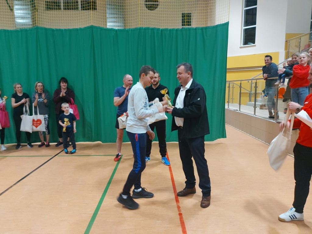 Sportowy Fałków! Za nami turniej w piłkę nożną i mistrzostwa w tenisa stołowego [wideo, zdjęcia]