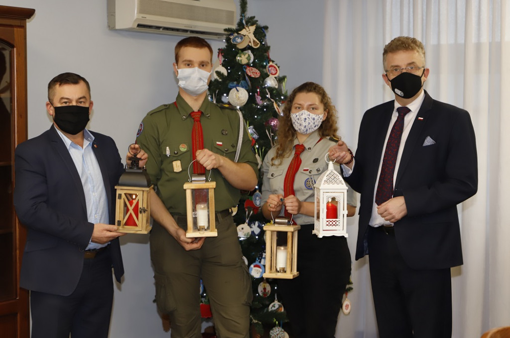 `Światełko Pokoju` zawitało do Starostwa Powiatowego w Końskich [zdjęcia]